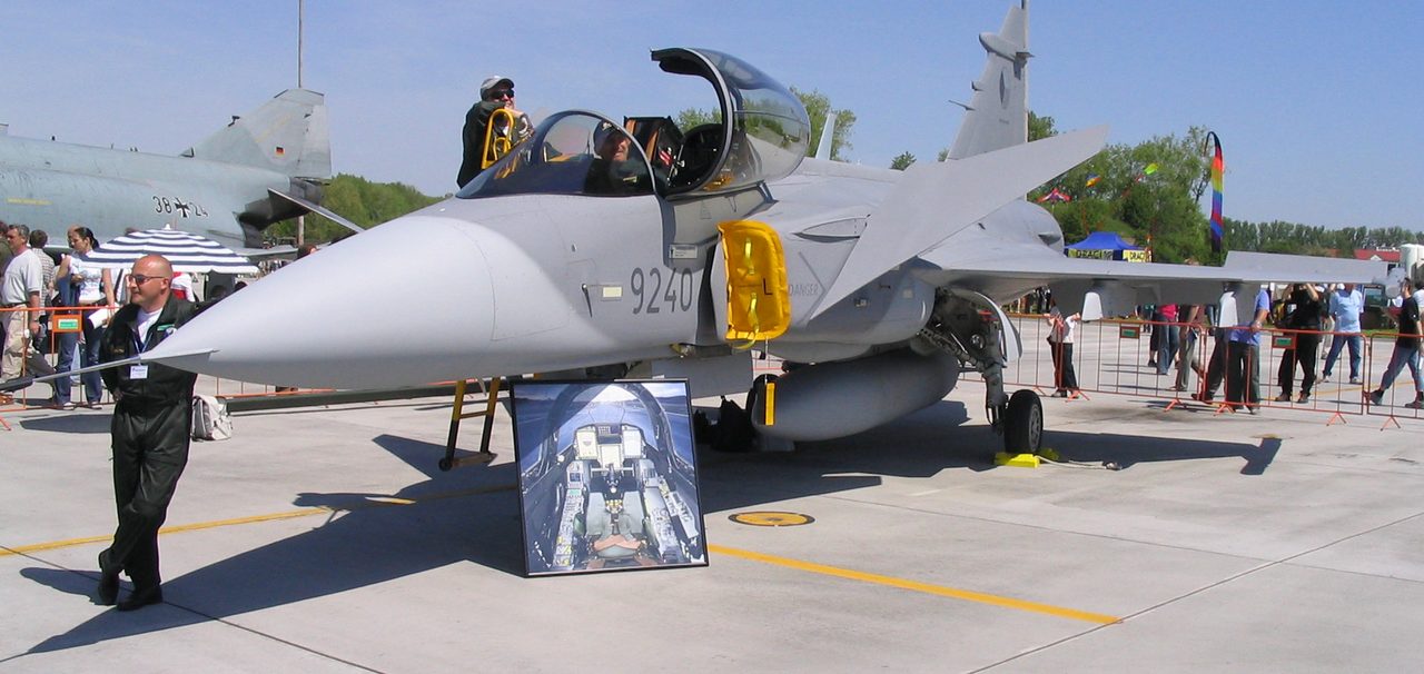JAS 39 Gripen — el caza sueco que originalmente operaba desde los hangares de la base F 10 Ängelholm, hoy reconvertidos en fábrica de Koenigsegg