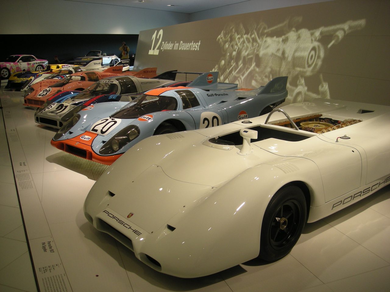 Sala de autos de carrera del Porsche Museum — Stuttgart-Zuffenhausen. Modelos legendarios de competición conviven en un mismo espacio diáfano, característico del diseño de Delugan Meissl